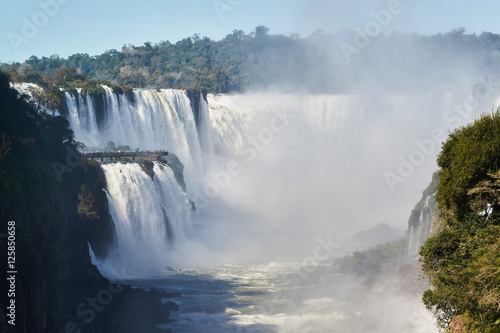 Besuchersteg an den Iguaçu Wasserfällen der brasilianischen Seite mit dem Teufelsschlund