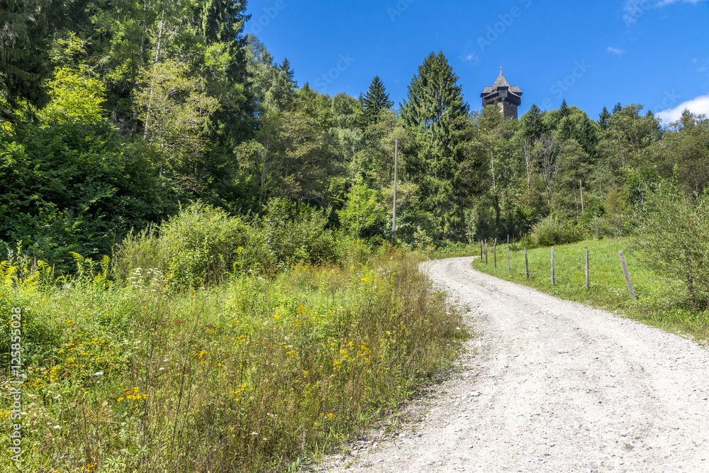 Wanderweg an der Burg Niederfalkenstein in Kärnten