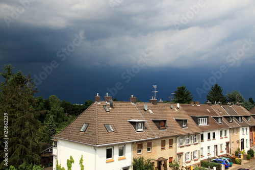 Gewitterfront über der Stadt photo