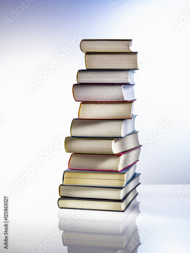 Bücher Stapel auf weißem Hintergrund