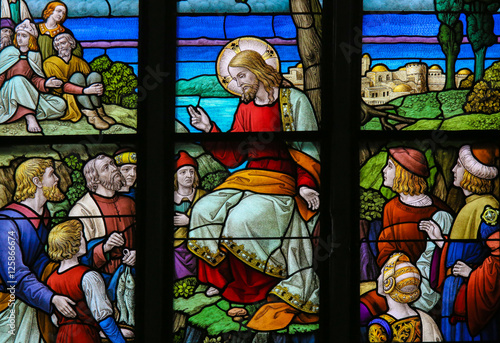 Fotografia Feeding the multitude - Stained Glass depicting the Miracle of t