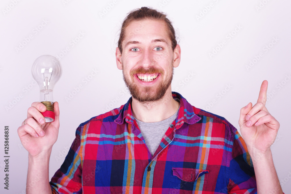 Mann hält eine Glühbirne in der Hand, hat eine Idee Mann hält eine Glühbirne in der Hand, hat eine Idee