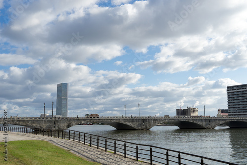 信濃川河川敷からの萬代橋の風景 © jyapa