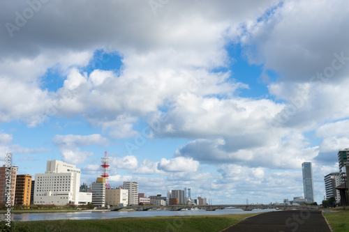 信濃川河川敷からの萬代橋と新潟の街並み風景