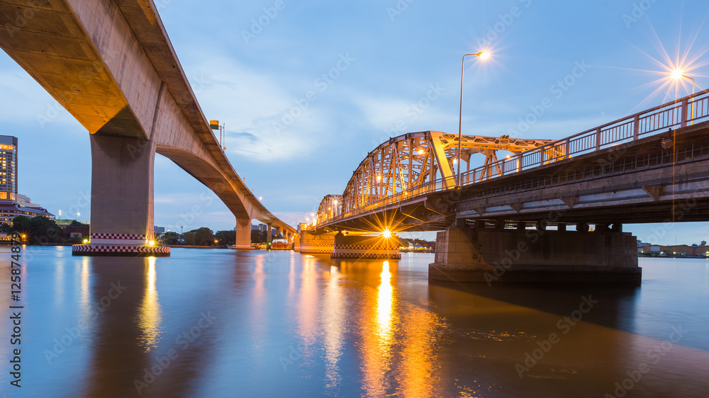 Naklejka premium Bridge cross over river with twilight sky background