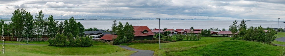 Village d'Islande, avec Reykjavik en arrière-plan.