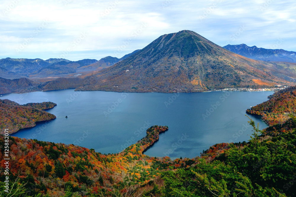 栃木県　秋の日光国立公園　半月山展望台からの中禅寺湖と男体山
