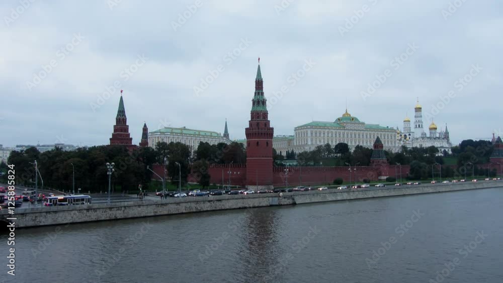 Moscow Kremlin and ships on river - from day to night timelapse 4k
Moscow Kremlin and ships on river - from day to night timelapse 4k