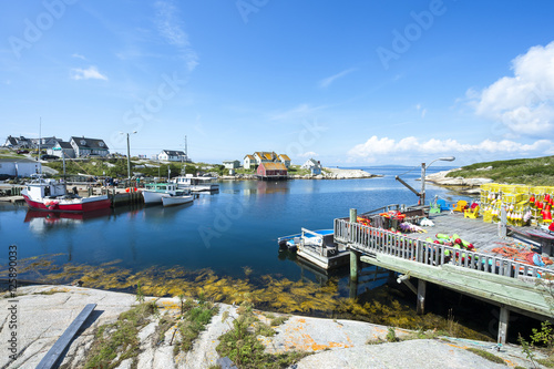 Foto Scenic landscape view of the calm waters of the harbour in the fishing village o