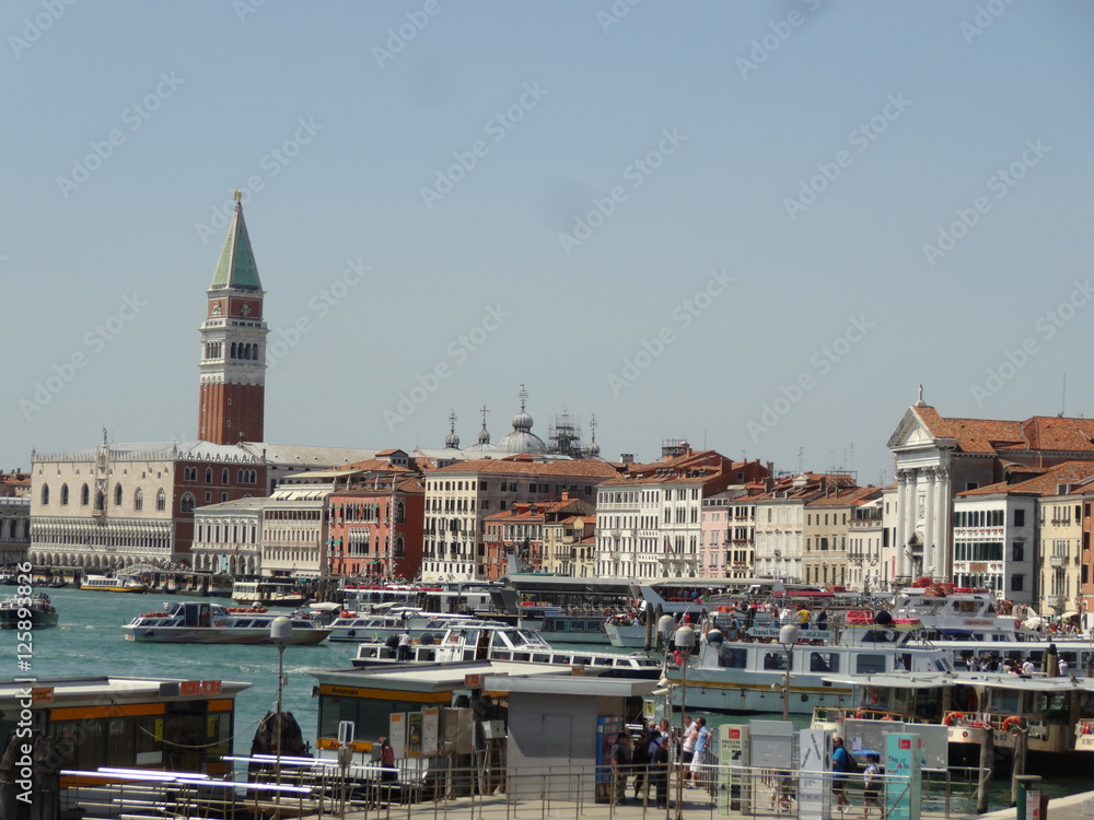 Lagunenstadt Venedig im Sommer
