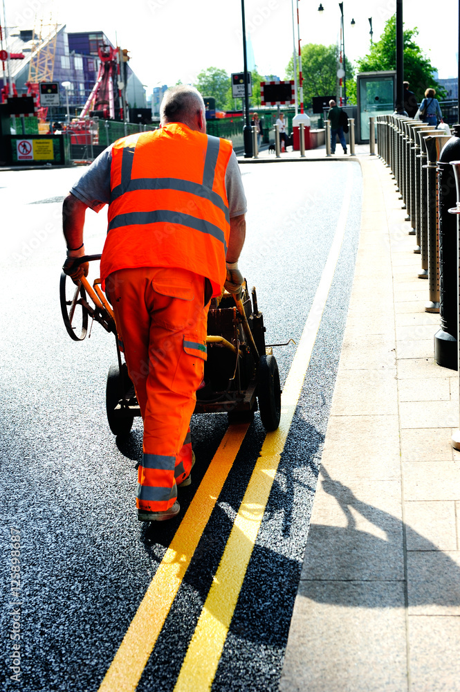 Obraz premium Man repairing road