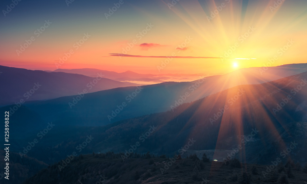 Fototapeta Panoramiczny widok kolorowy wschód słońca w górach. Przefiltrowany obraz: efekt przetworzonego krzyża w stylu vintage.