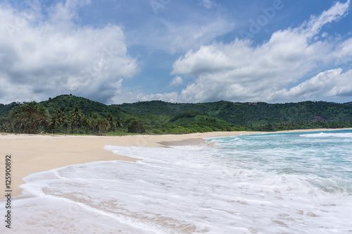 Vagues sur la plage de Mekaki  Lombok  Indon  sie