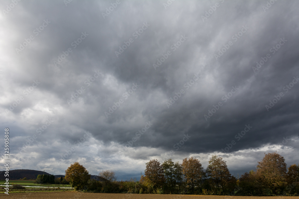 Obraz premium Sturm Unwetter mir Regen und Hagel und Gewitter