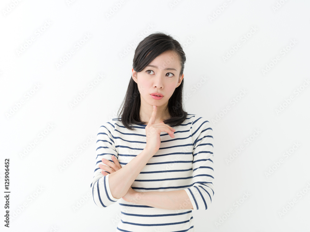 悩む若い女性 悩む若い女性