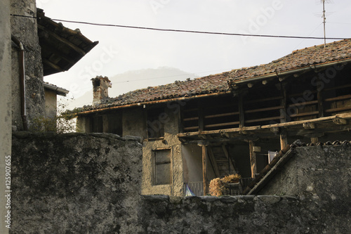 Vecchia corte in legno