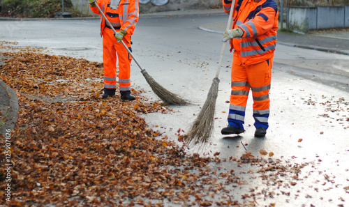 Straßenreinigung fegt im Herbst Laubblätter