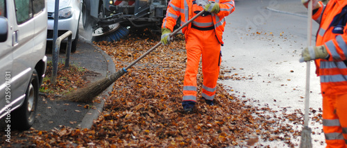 Straßenreinigung fegt im Herbst Laubblätter