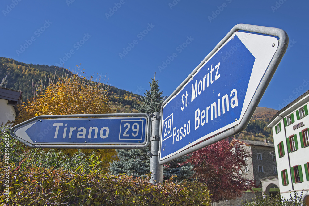 Strassenwegweiser nach Tirano und St.Moritz in  Poschiavo, Graubünden, Schweiz