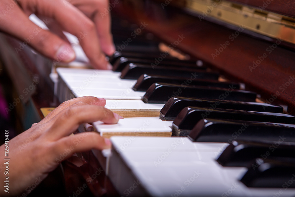 Obraz premium Learning piano 4