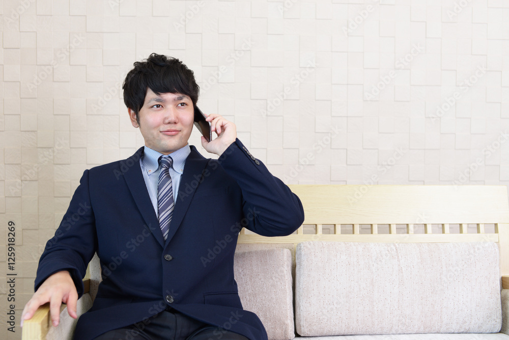 スマートフォンで通話中の男性 スマートフォンで通話中の男性