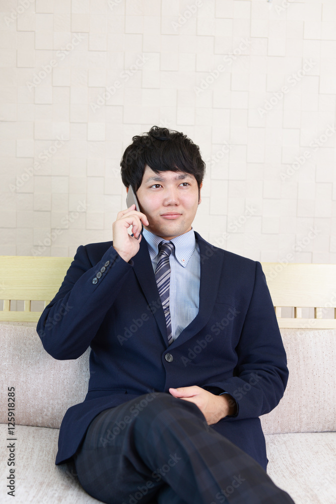 スマートフォンで通話中の男性