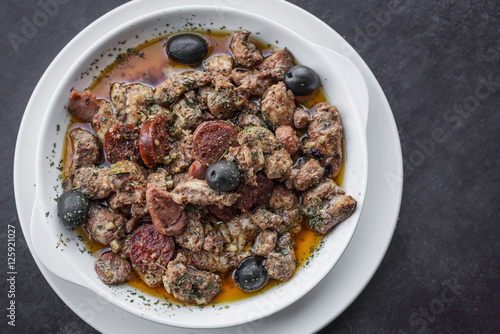 Fotografi pica pau portuguese spicy sauce pork and sausage tapas snack