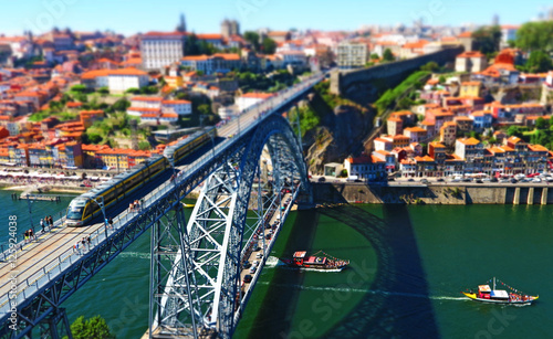 Panorámica de la Ribeira de Porto y puente de Don Luis I, desde Vila Nova de Gaia. Efecto maqueta photo