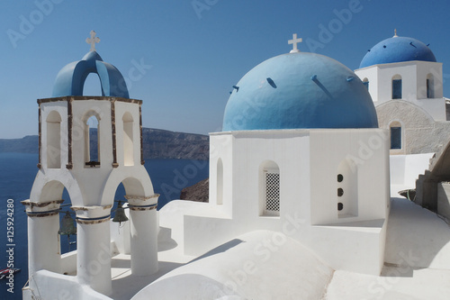 Blau-weisse Kirche in Fira, Santorin, Griechenland