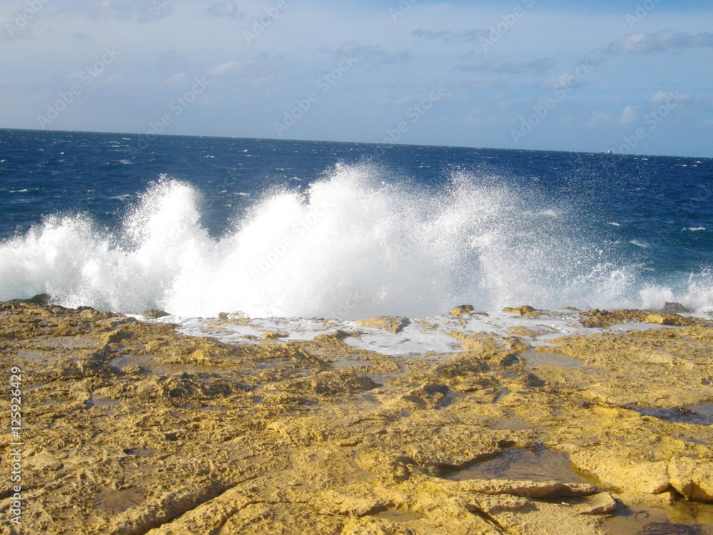 Sturm peitscht Wellen an die Klippen von Malta