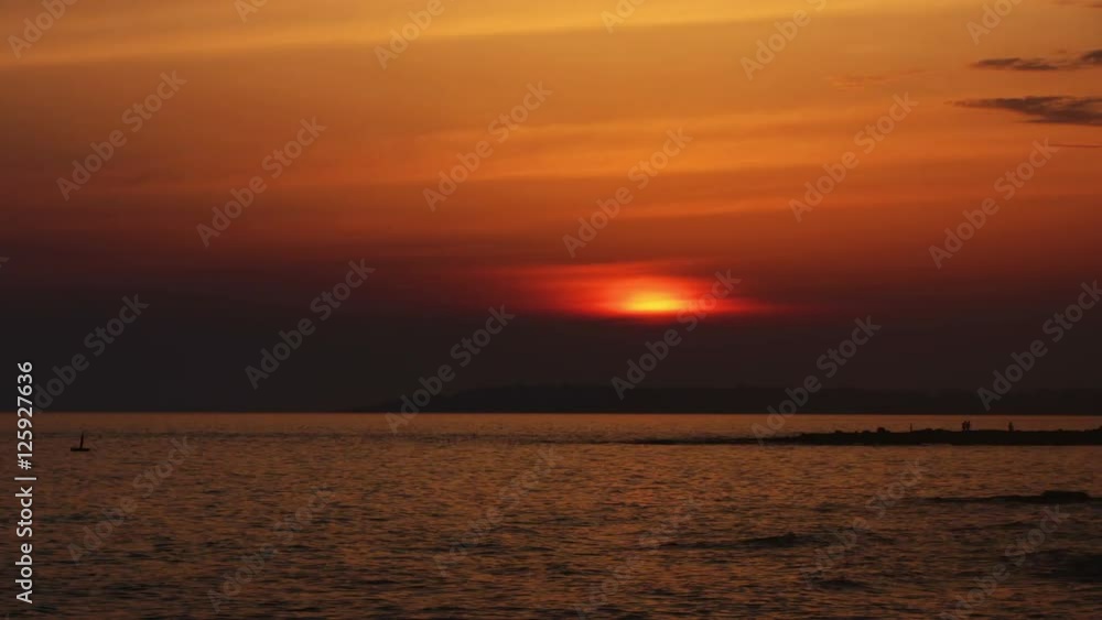 timelapse sunset with clouds over sea 4k
timelapse sunset with clouds over sea 4k