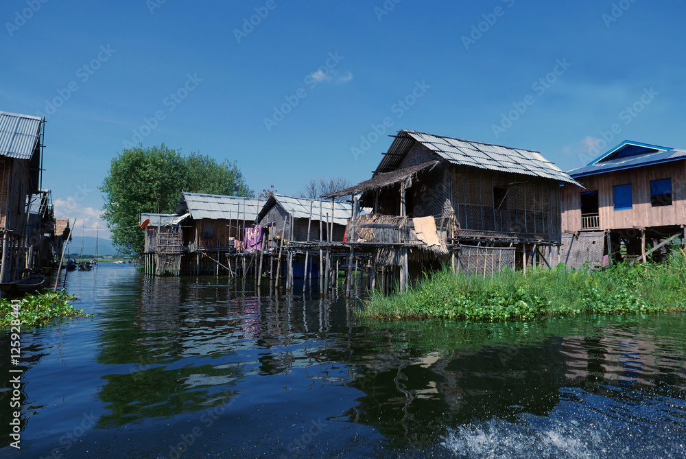 Maisons sur pilotis au lac Inle, Myanmar. Maisons sur pilotis au lac Inle, Myanmar.