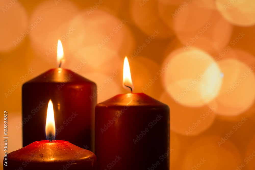 Kerzen mit Flamme zur besinnlichen Adventszeit Kerzen mit Flamme zur besinnlichen Adventszeit