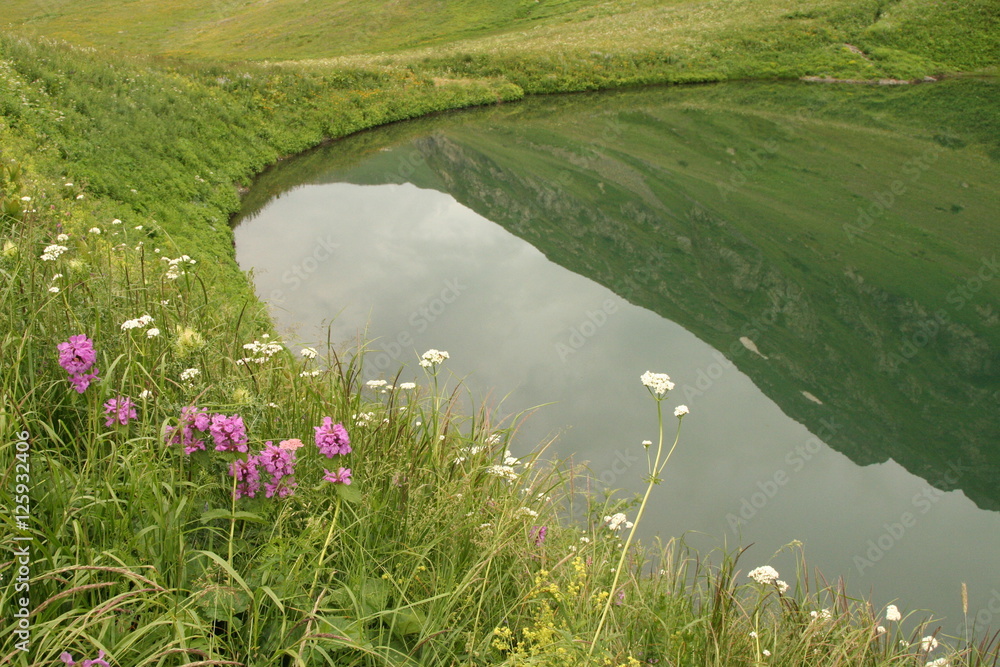 Горное озеро летом на кавказе/Mountain lake in the summer in the Caucasus