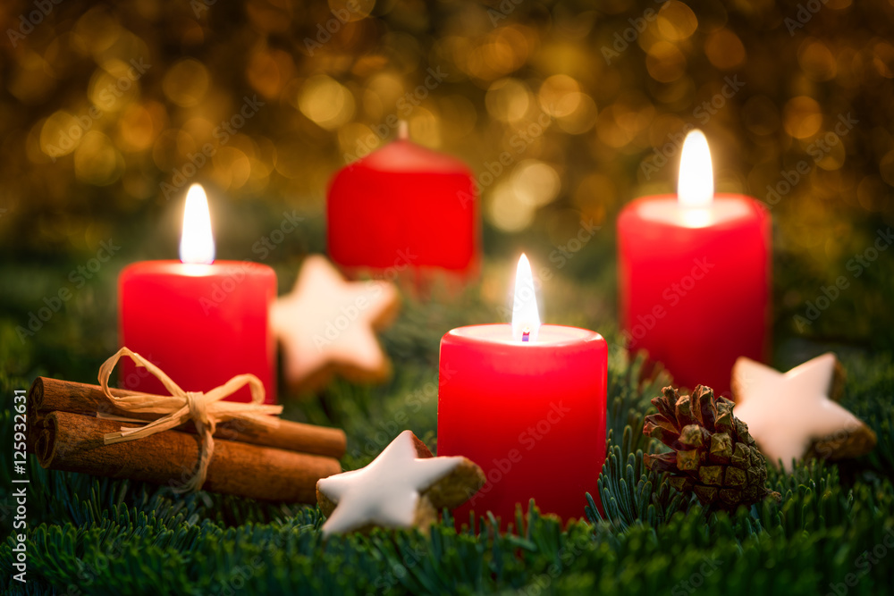 Rote Adventskerzen brennen am 3. Advent an Weihnachten Rote Adventskerzen brennen am 3. Advent an Weihnachten