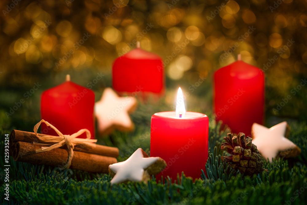 Rote Kerze brennt am 1. Advent an Weihnachten Stock Photo | Adobe Stock