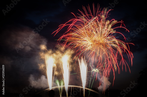 Silvester Feuerwerk und farbige Raketen in der Nacht