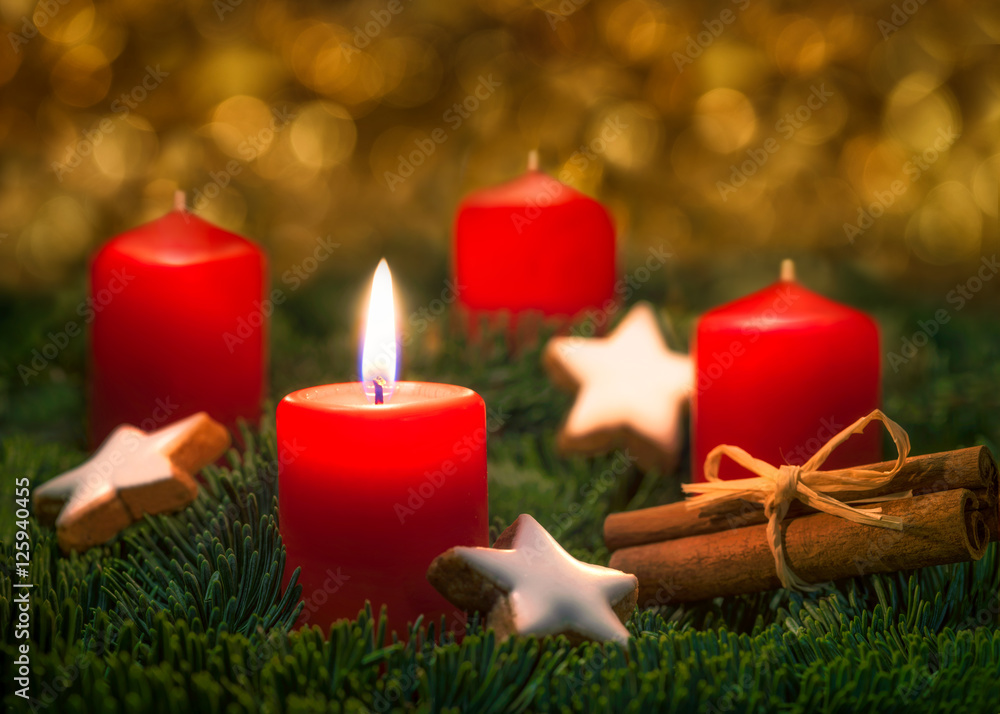Rote Kerze brennt am 1. Advent an Weihnachten – Stock-Foto | Adobe Stock