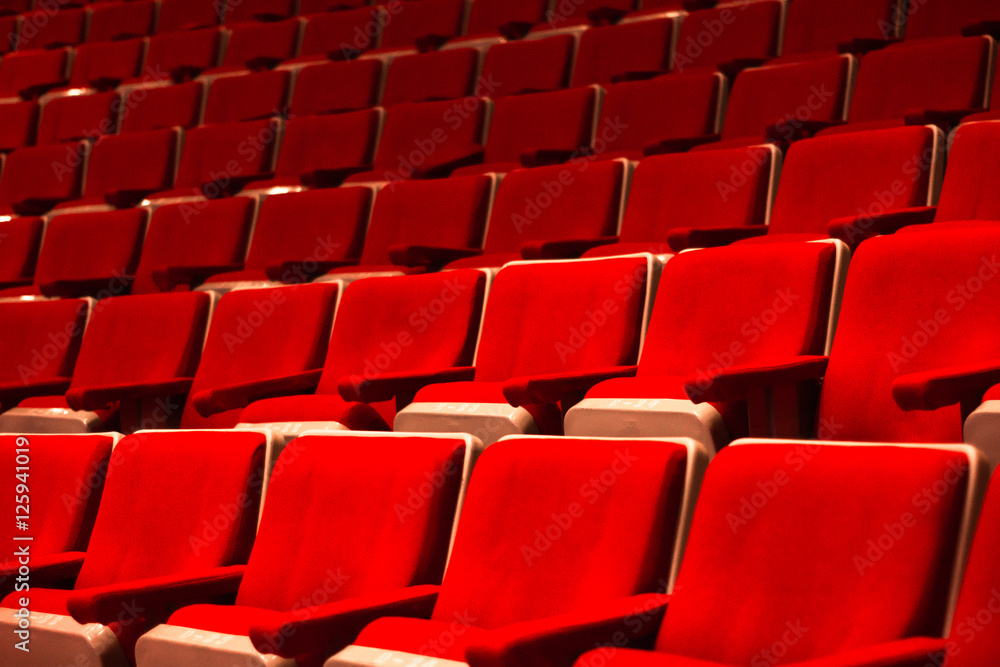 Fototapeta premium Conjunto de sillas rojas vacías en el teatro