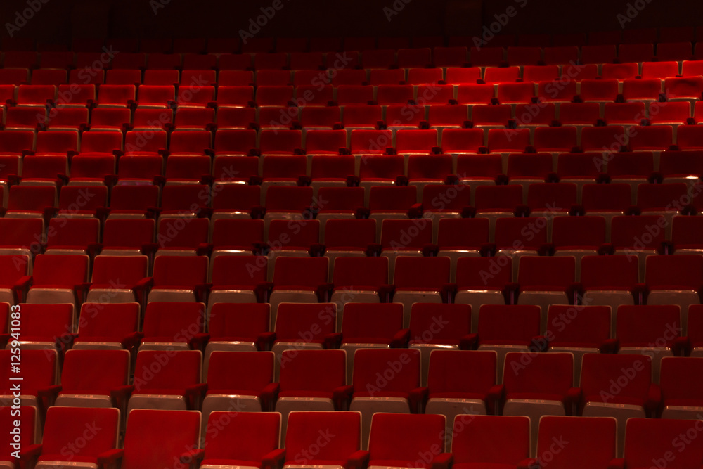 Conjunto de sillas vacías en el cine, vistas de frente Conjunto de sillas vacías en el cine, vistas de frente