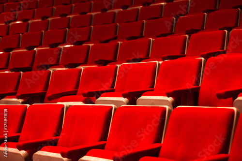Conjunto de sillas rojas vacías en el teatro