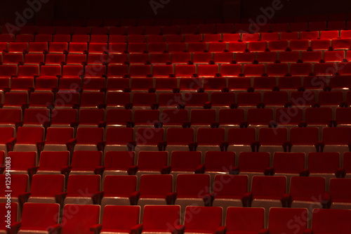Conjunto de sillas vacías en el cine, vistas de frente photo