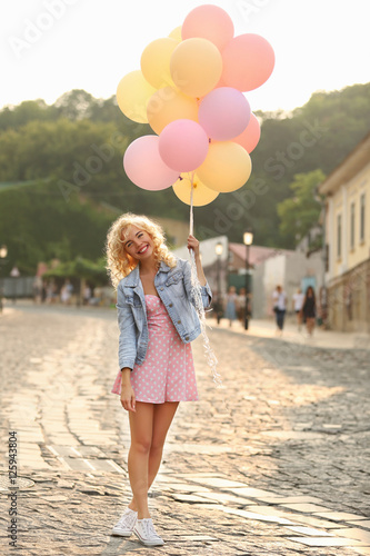 Beautiful young woman holdi...