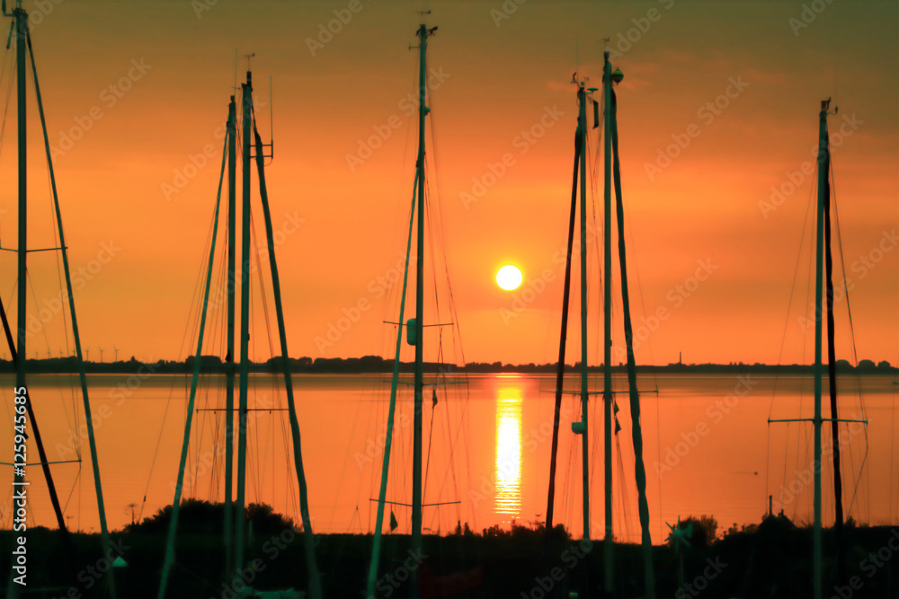 Sonnenuntergang am Hafen mit Segelbooten