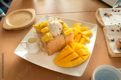 Fototapeta Naklejka Na Ścianę i Meble -  Toast Bread Pudding with ice cream and mango.