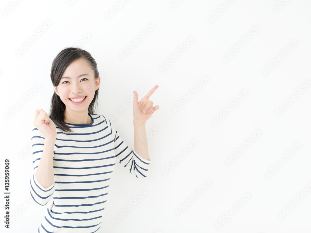 指差す若い女性 指差す若い女性