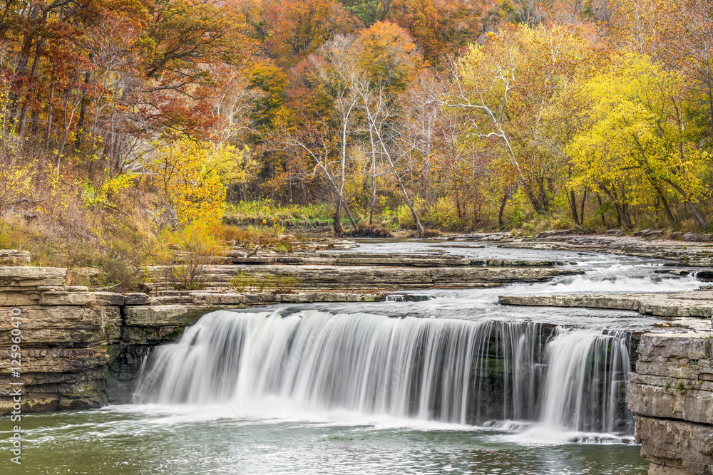 Fototapeta premium Autumn Indiana Waterfall - Lower Cataract Falls, Owen County