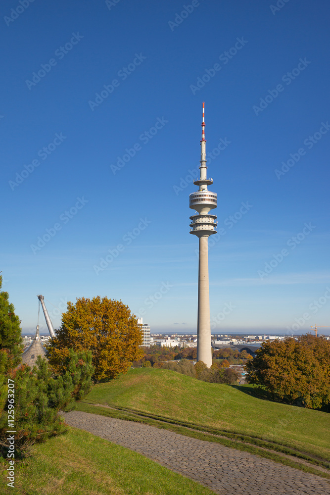 Naklejka premium Fernsehturm München im Olympiagelände