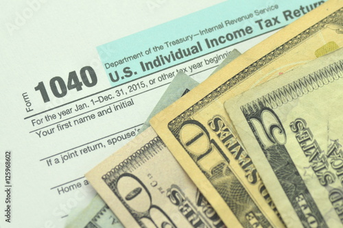 amerykański formularz podatkowy i banknoty