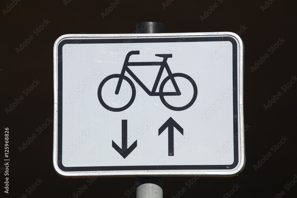 Verkehrsschild Fahrradweg in beide Richtungen Verkehrsschild Fahrradweg in beide Richtungen